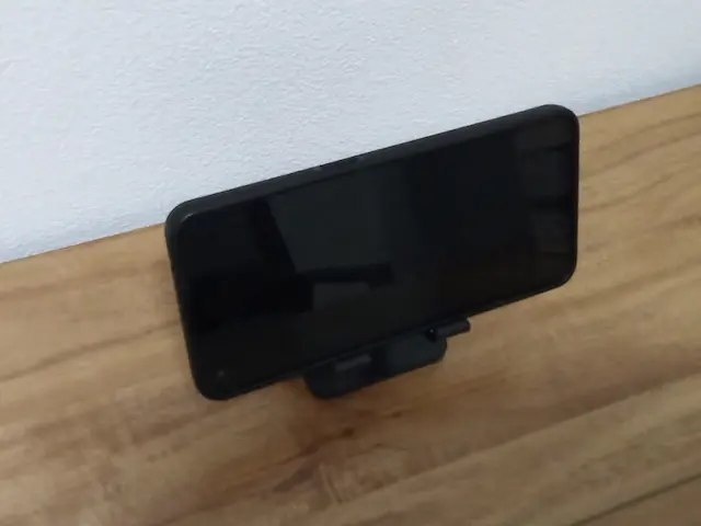100均のスマホスタンド 横置き