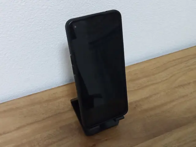 100均のスマホスタンド 縦置き