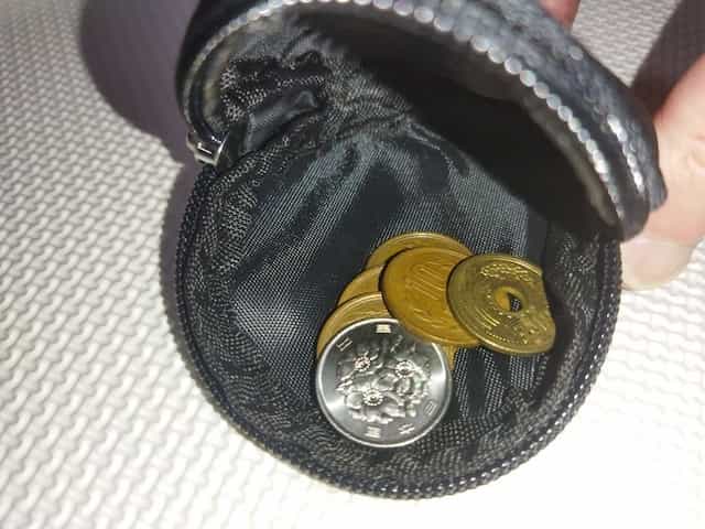 硬貨が入った小銭入れ