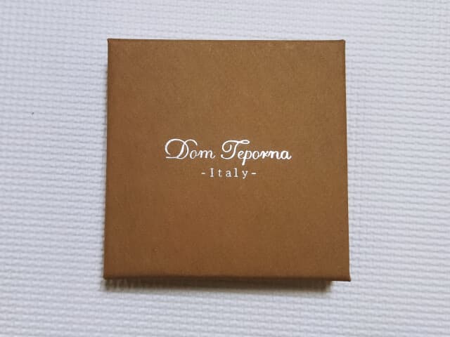 小さい財布が入った箱