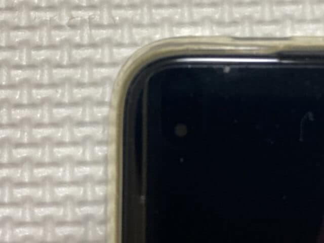 スマホを落として保護フィルムの上から傷（上の部分）
