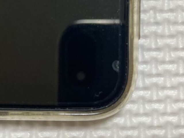 スマホを落として保護フィルムの上から傷（下の部分）