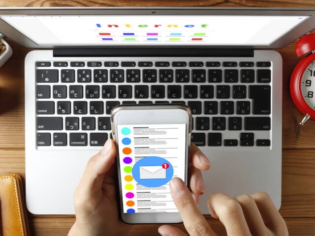 多くの時間をスマホを使って過ごしている